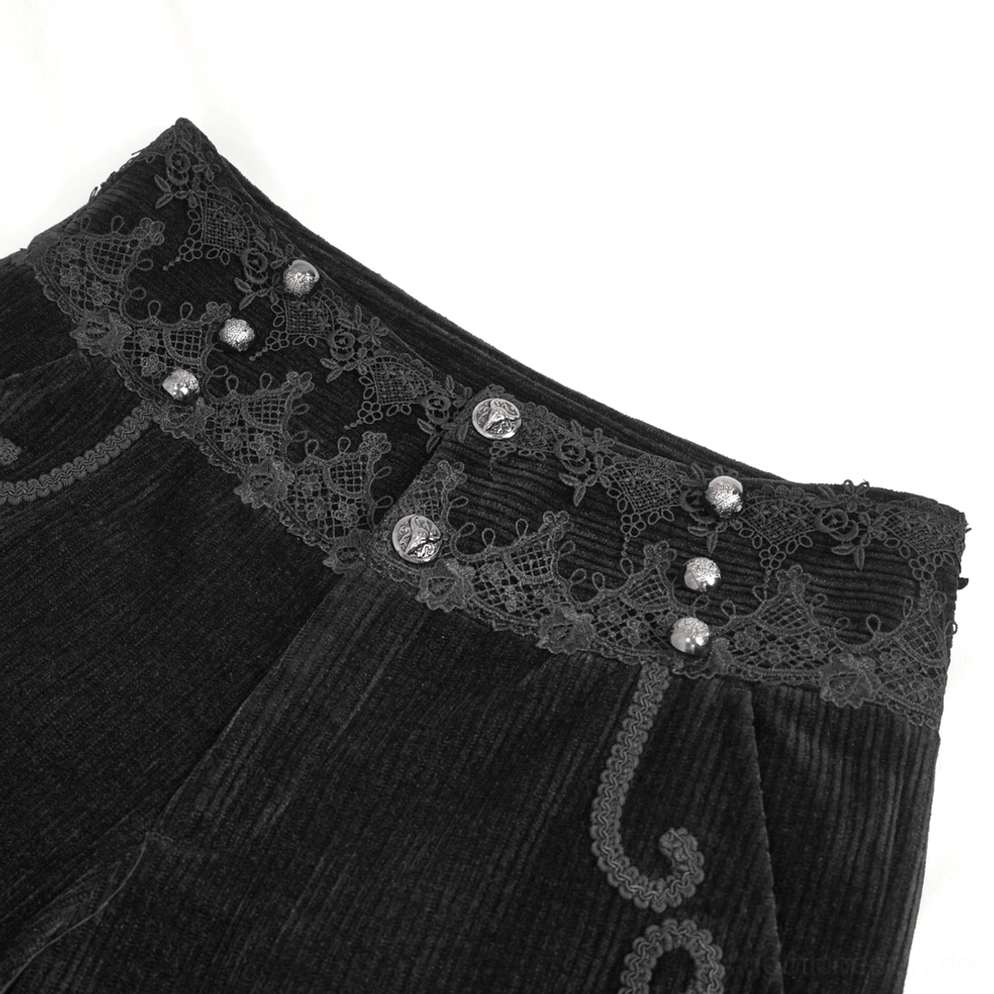 Detailaufnahme der Hose: ornamentale schwarze Spitzentaille mit dekorativen Edelsteinknöpfen und kunstvoller Scrollverzierung auf schwarzem Cord