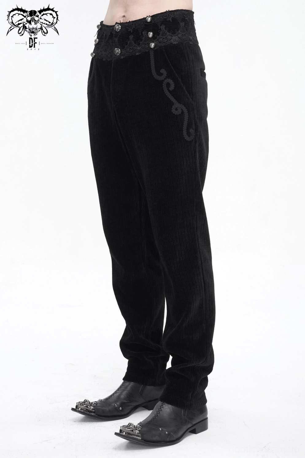Schwarze gotische Corduroyhose mit Spitzenverzierungen und Edelsteinkennzeichnungen, zeigt die ornamentalen Embellishments und Verarbeitungsdetails