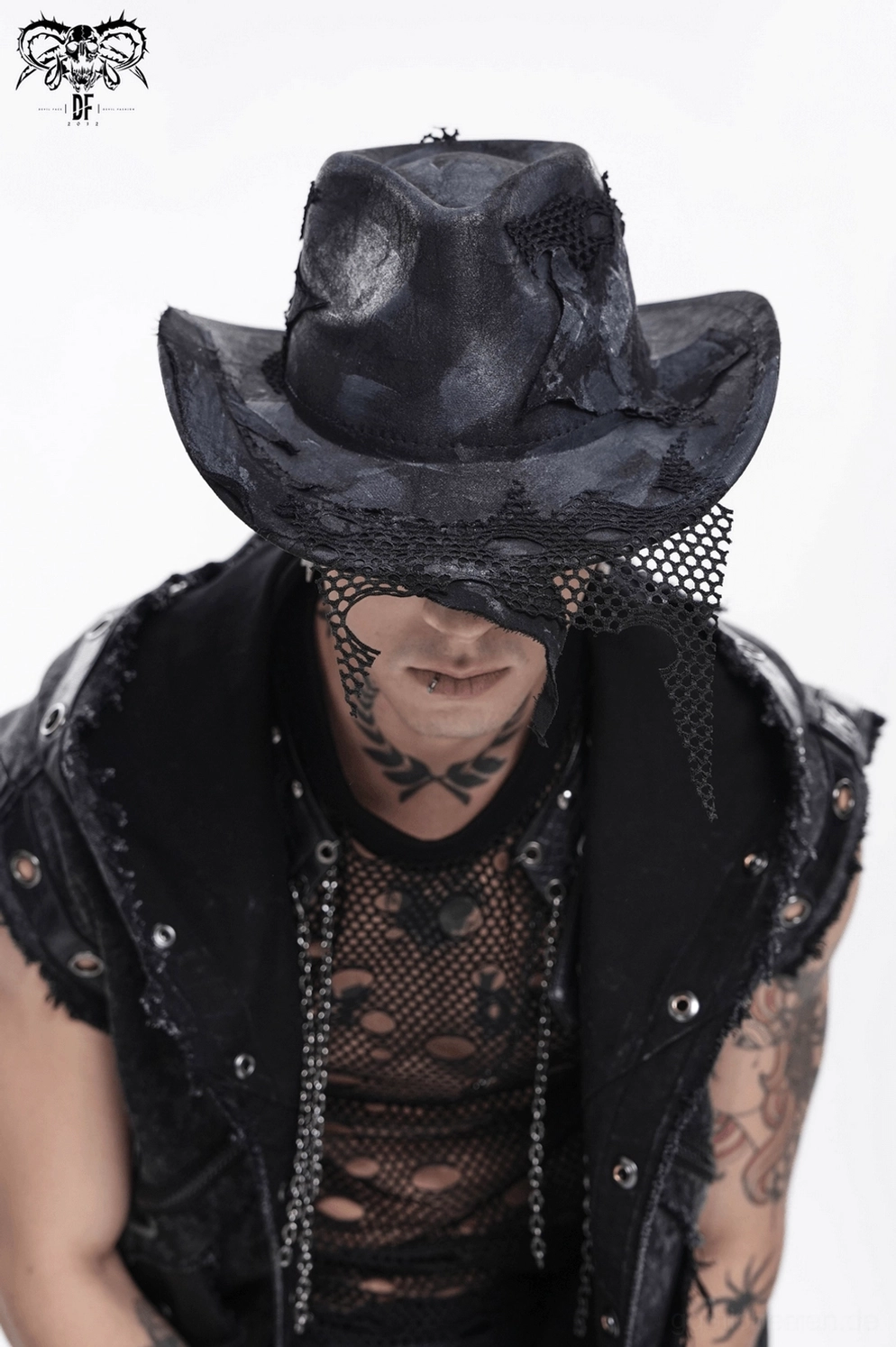 Gothic Cowboy Hut getragen von männlichem Alternative-Fashion-Modell mit Styling und dunklen ästhetischen Elementen