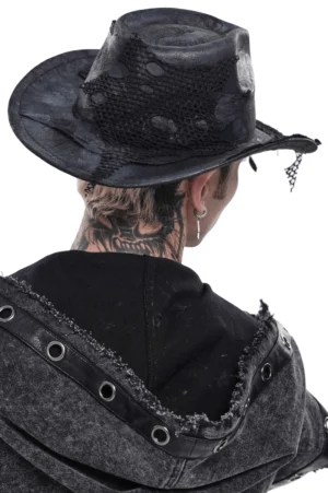 Gothic Cowboy Hut Rückansicht mit zerrissenen Fischnetz-Details und verwittertem schwarzem Kunstleder-Finish an männlichem Modell
