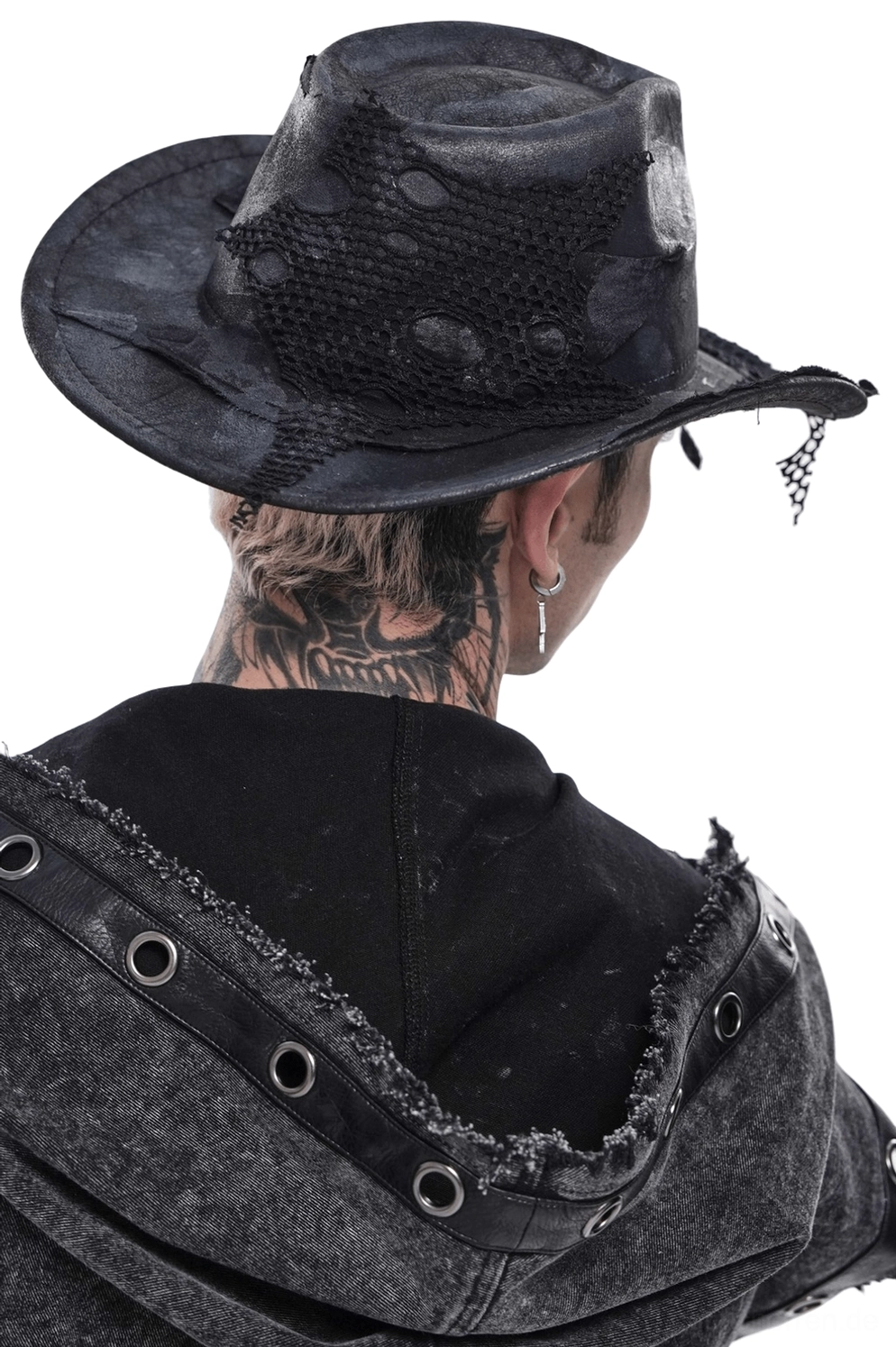 Gothic Cowboy Hut Rückansicht mit zerrissenen Fischnetz-Details und verwittertem schwarzem Kunstleder-Finish an männlichem Modell