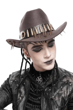 Dunkler Western-Gothic-Hut mit metallischen Nieten und Kunstharz-Kugeln – Seitenansicht zeigt Hutband-Details und Leder-Koordination mit Alternative-Fashion-Outfit