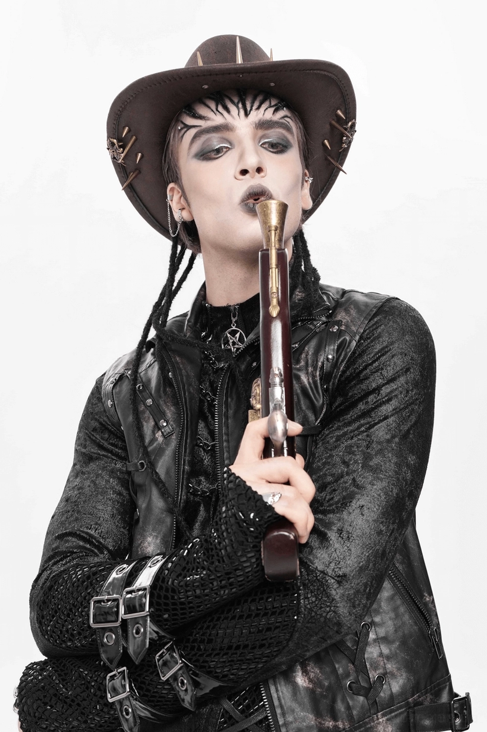 Gothic Cowboyhut Konstruktionsdetail, zeigt Kunstlederüberlagerung und Metall-Befestigungshardware an Krone und Krempe, handwerkliche Qualität und strukturelle Integrität des Hutdesigns