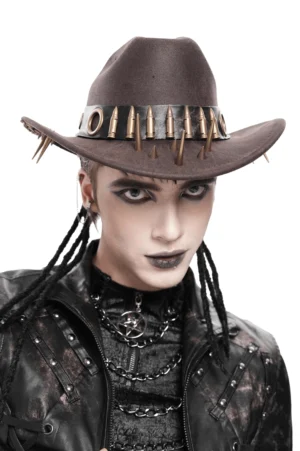 Brauner Gothic Cowboyhut mit Metallkugel-Hutband und Spike-Nieten, getragen von gothischem männlichem Model mit geflochtenen Haaren, Frontalansicht mit scharfer Nahaufnahme der Punk-Metallhardware-Details und strukturiertem Kunstleder
