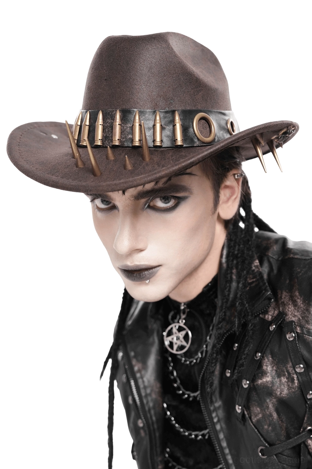 Dreiviertel-Seitenwinkel des braunen Gothic Cowboyhuts mit metallischem Kugel-Kronen-Trim und Spike-Krempe, modelliert von alternativem Herrenmodell in dunkelner Styling mit industriellem Flair und gotischen Accessoires