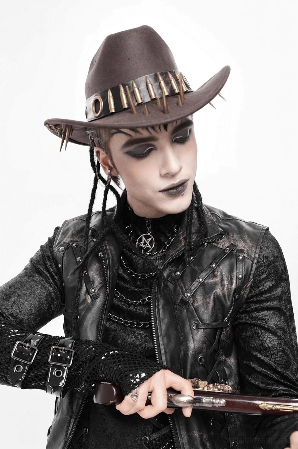 Brauner Gothic Cowboyhut Schrägansicht, zeigt vollständiges Metallkugel- und Spike-Verzierungslayout auf dunklem Kunstledermaterial, industrielles Design und gotische Ästhetik in kompletter Draufsicht