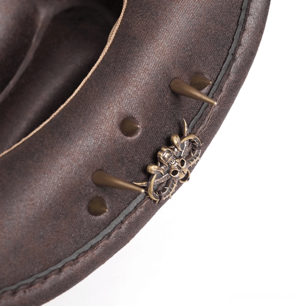 Brauner Gothic Cowboyhut, getragen von männlichem Modell, zeigt Steampunk-Industrieästhetik mit Metallhardware-Styling, dunkle Alternative-Fashion und gotische Subkultur-Authentizität