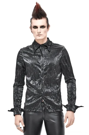 Gothic Crinkled Hemd Vorderansicht Modell zeigt schwarzes Kunstleder mit Kettendetail am Kragen und spitzem Manschettendesign