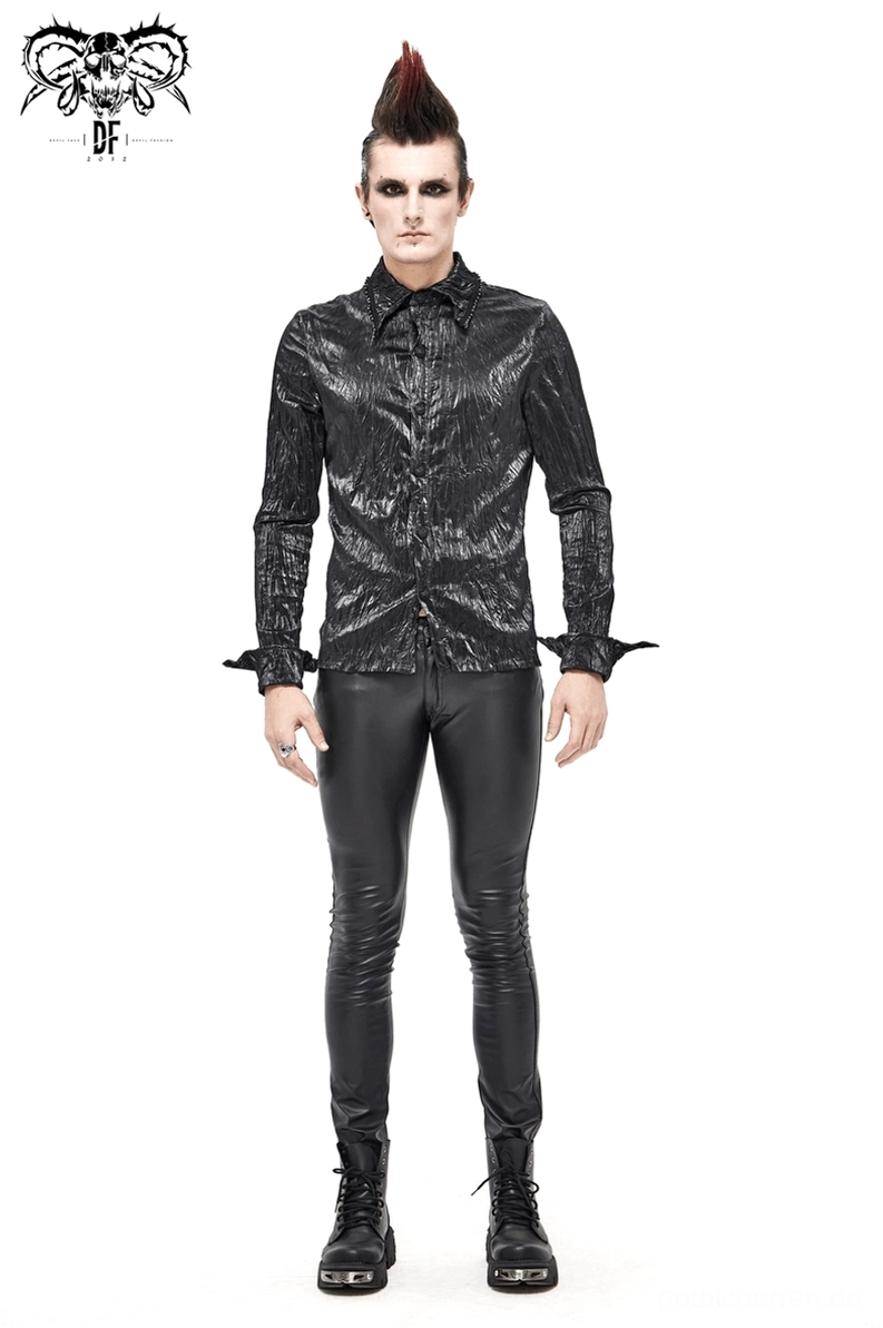 Winkelansicht des Gothic Crinkled schwarzen Hemdes hebt das charakteristische spitze Manschettendesign und glänzende Oberflächenbearbeitung hervor