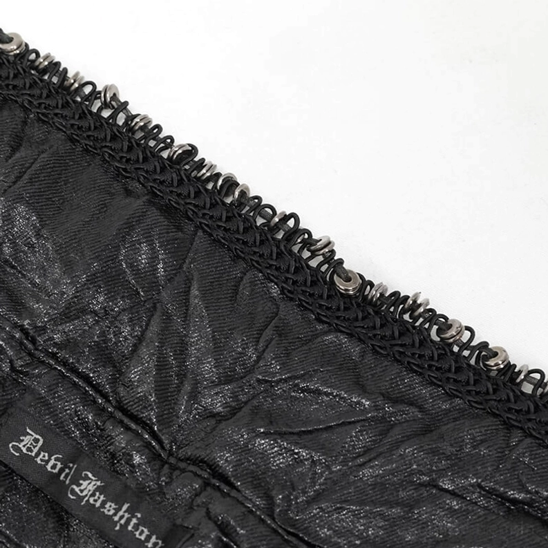 Nahaufnahme der Metallkettenverzierung am Kragen des Gothic Crinkled Hemdes mit Crinkle-Kunstlederstoff