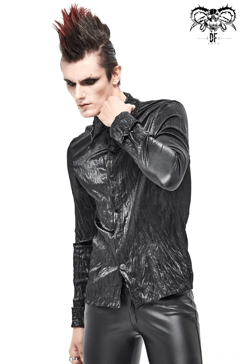 Detailansicht des schwarzen Gothic Crinkled Punk Hemdes zeigt Metall-Hardware und strukturierte Verarbeitung auf Crinkle-Kunstleder