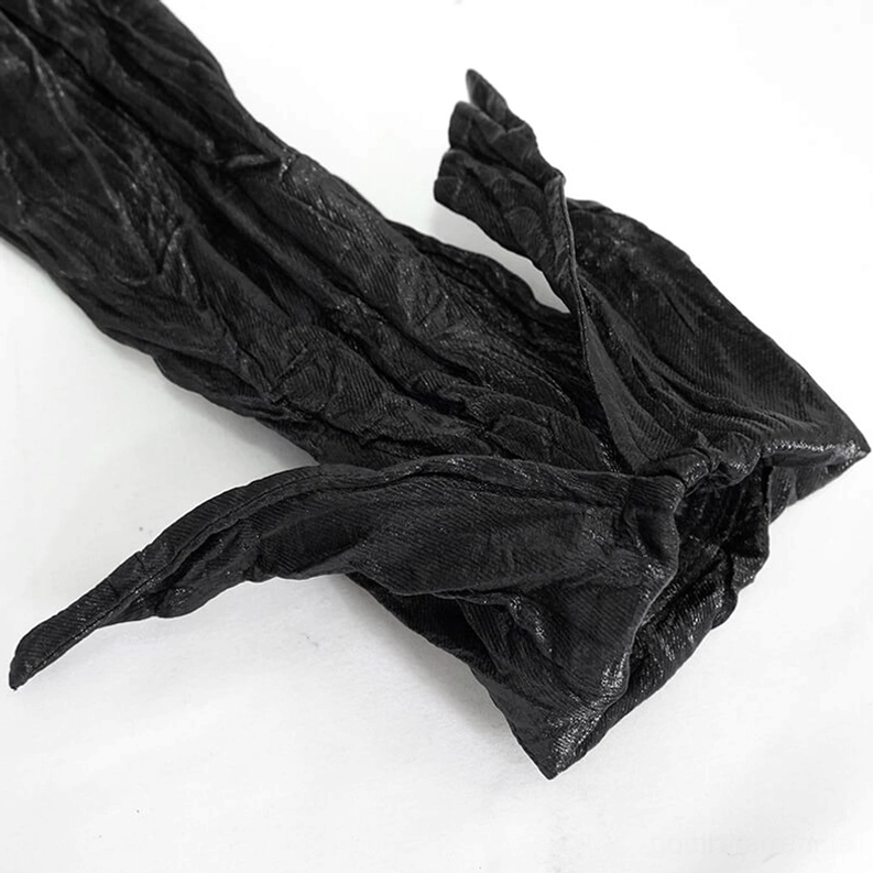 Detailaufnahme der dramatisch spitzen ausgestellten Manschetten des Gothic Crinkled Hemdes mit Crinkle-Kunstleder-Finish