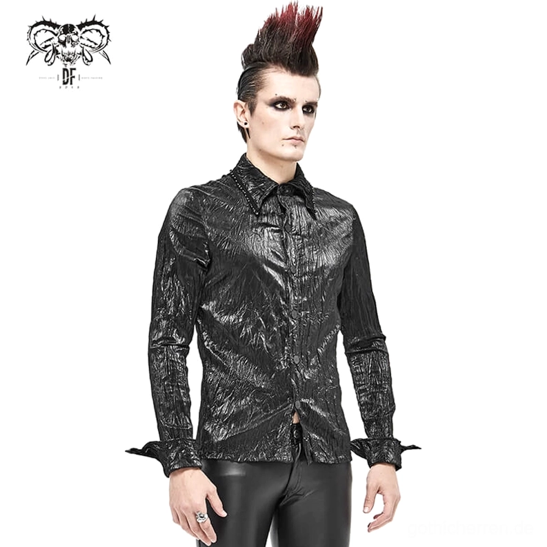 Gothic Crinkled schwarzes Hemd demonstriert Slim-Fit-Schnitt und dreidimensionale Crinkle-Kunstlederkonstruktion