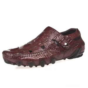 Weinrote Gothic-Loafer mit Krokodilprägung Seitenansicht, echtes Rindsleder mit Metallakzent und strukturiertem Reptilienmuster