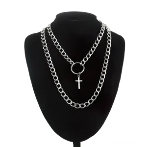 Punk Metal Chain Necklace mit silbernem Kreuz-Anhänger, zweischichtige Kettenstruktur auf schwarzem Schmuck-Display-Mannequin, Frontalansicht der Dual-Layer-Konstruktion