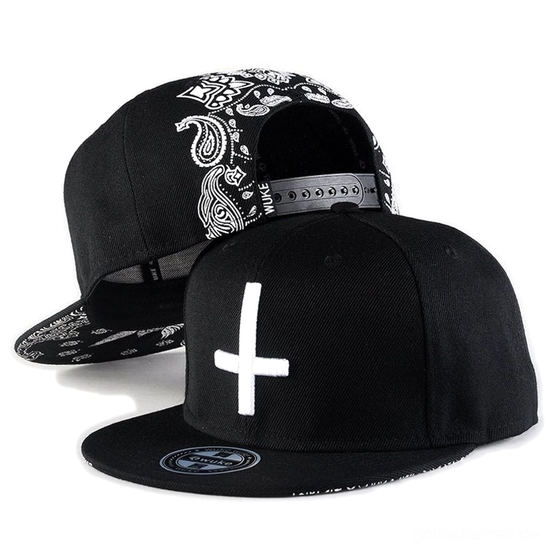 Schwarze Gothic Cross Snapback Kappe mit weißer Kreuzstickerei von vorne und seitlich, Paisley-Muster auf der Rückseite, Alternative Baseball-Kappe mit flacher Krempe