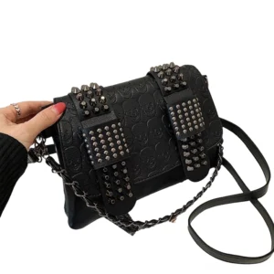 Gotische Crossbody Handtasche Seitenansicht drei-Viertel-Perspektive mit Hand und Ringen, hybrid Ketten-Leder Riemen, dunkelromantische Ästhetik