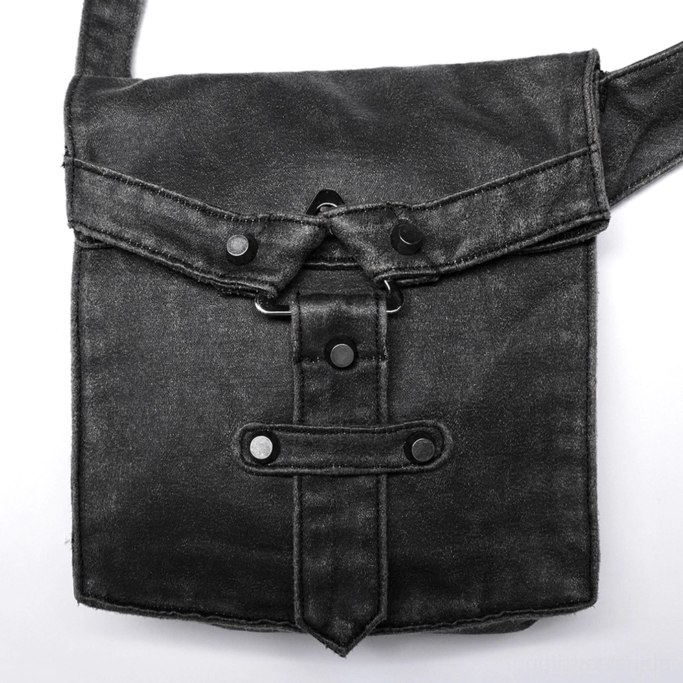 Nahaufnahme Detail der Druckknopf-Vorderseite der Gothic Crossbody-Tasche mit zerstörtem schwarzem Kunstledeer-Finish und metallischen Verschlüssen