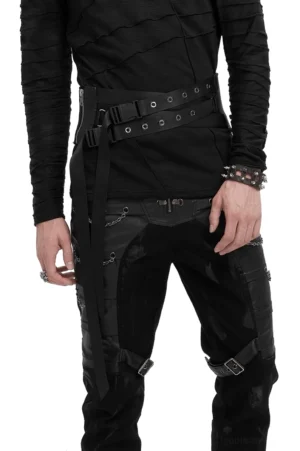 Männliches Model trägt schwarzen gotischen Decussate-Ösenschärpen-Korsettgürtel in Vorder-Drei-Viertel-Ansicht, gepaart mit gesamtem schwarzem Alternative-Outfit und Goth-Streetwear-Styling