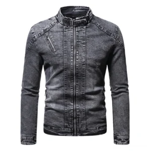 Dunkelgraue Gothic-Denim-Bikerjacke mit Stehkragen und luxuriösem Plüsch-Fleece-Futter, Vorderansicht mit metallener Brusttasche und Reißverschlüssen, getragener Stone-Washed-Finish