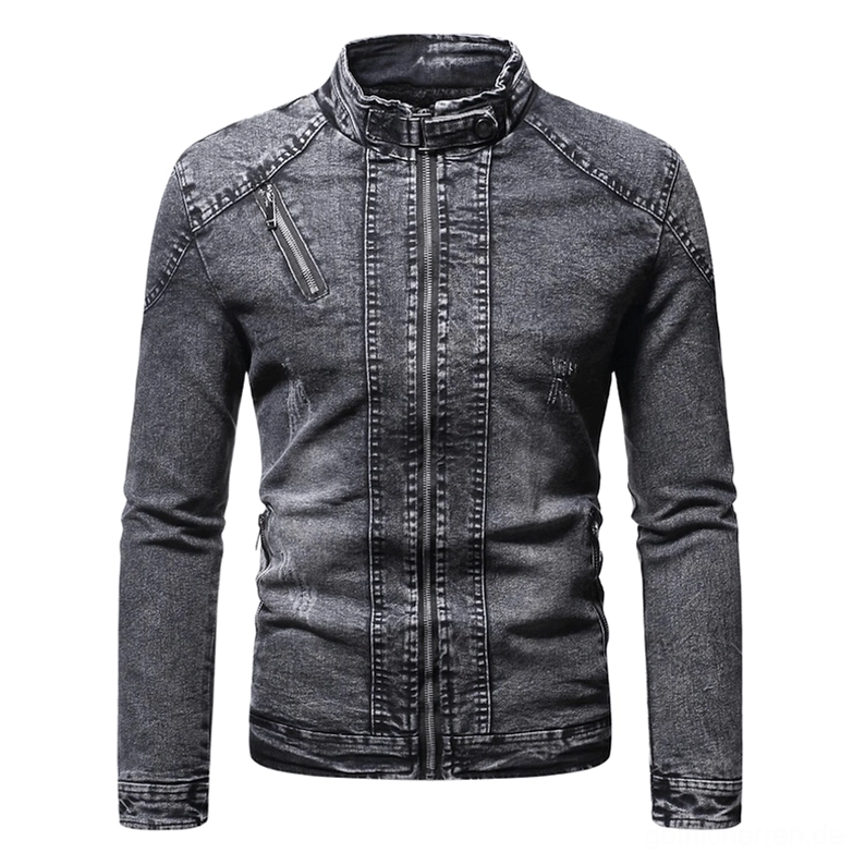Dunkelgraue Gothic-Denim-Bikerjacke mit Stehkragen und luxuriösem Plüsch-Fleece-Futter, Vorderansicht mit metallener Brusttasche und Reißverschlüssen, getragener Stone-Washed-Finish