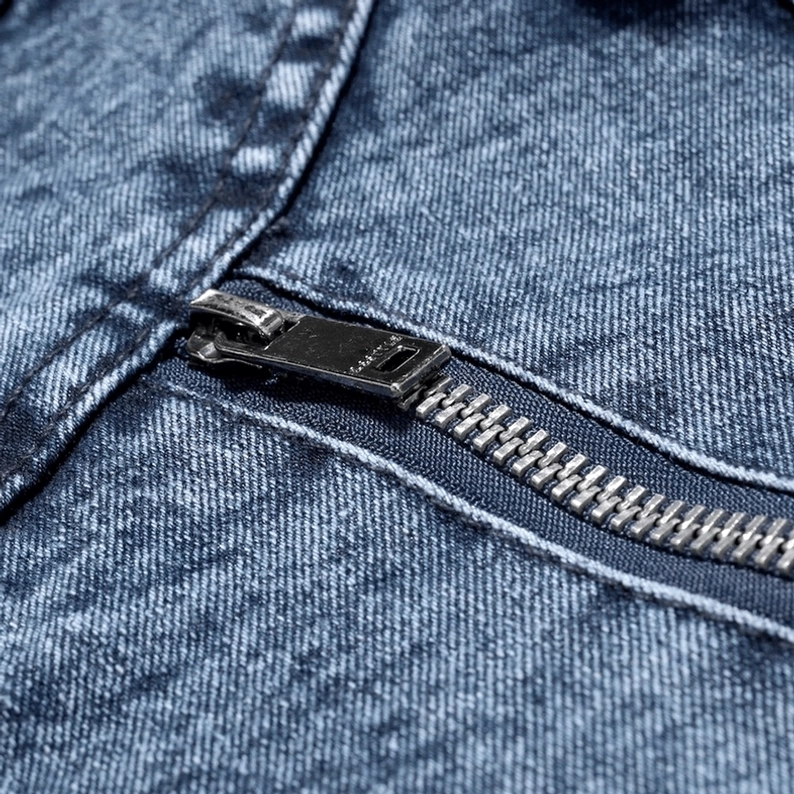 Gothic-Denim-Bikerjacke Größen- und Passform-Guide mit visuellen Proportionen des plüsch-gefütterten Biker-Jacken-Schnitts, Größentabelle Referenz für XS bis XL, Messanleitung für perfekte Passform