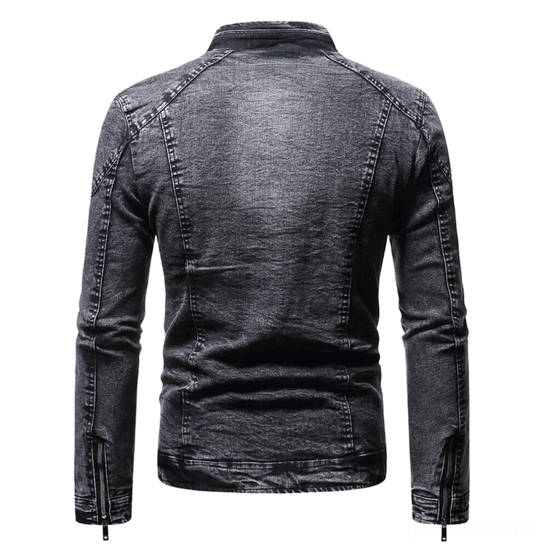 Rückansicht einer Gothic-Denim-Bikerjacke mit maßgeschneiderter Rückennaht-Konstruktion, verstellbaren Reißverschluss-Manschetten, taillerter Silhouette und washed Denim-Oberfläche