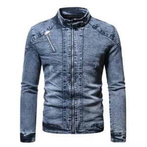 Tiefblaue Gothic-Denim-Bikerjacke mit weichem Plüsch-Innenfutter, Vorderansicht mit strukturiertem Stehkragen, Brustreißverschlusstaschen und verstellbaren Manschetten, Washed-Distressed-Effekt