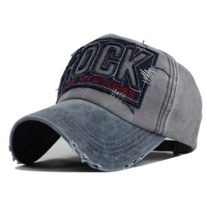 Distressed schwarze Denim-Gothic-Baseball-Kappe mit ROCK SHOW FEATURES-Stickerei und ausgefranstem Schirm von vorne, Studio-Produktaufnahme mit weißem Hintergrund