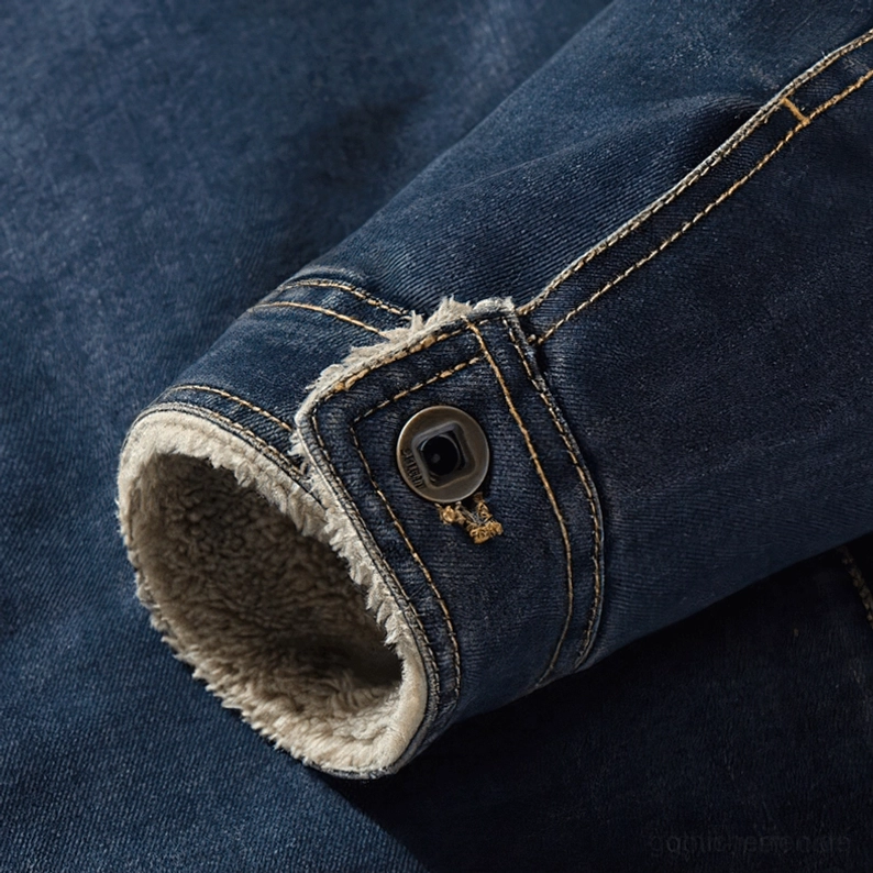 Herren Gothic Denim Jacke Ärmelmanschette Detail, Denim Stoff Textur, Druckknopf-Verschluss, weiches Kunstpelz-Shearling-Innenlinen, verstellbare Manschette