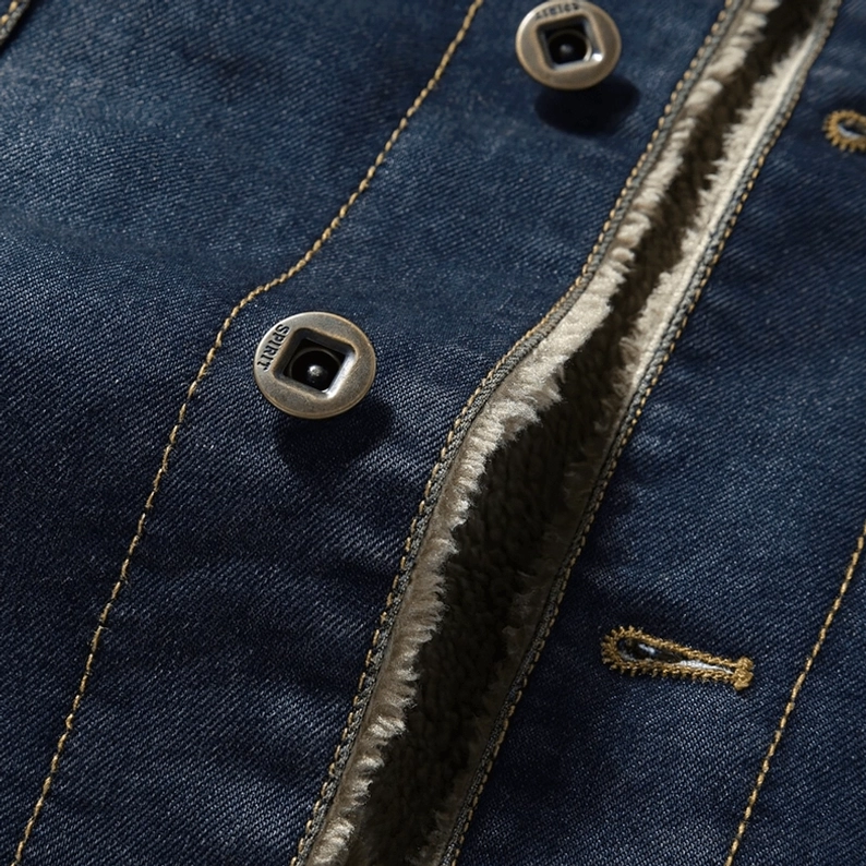 Nahaufnahme Herren Gothic Denim Jacke Vorderverschlussleiste, Metalldruckknöpfe mit Kunstpelz-Innenfutter, kontrastgelbe Stickereia, verarbeitete Fleece-Kante, verstellbare Knöpfe