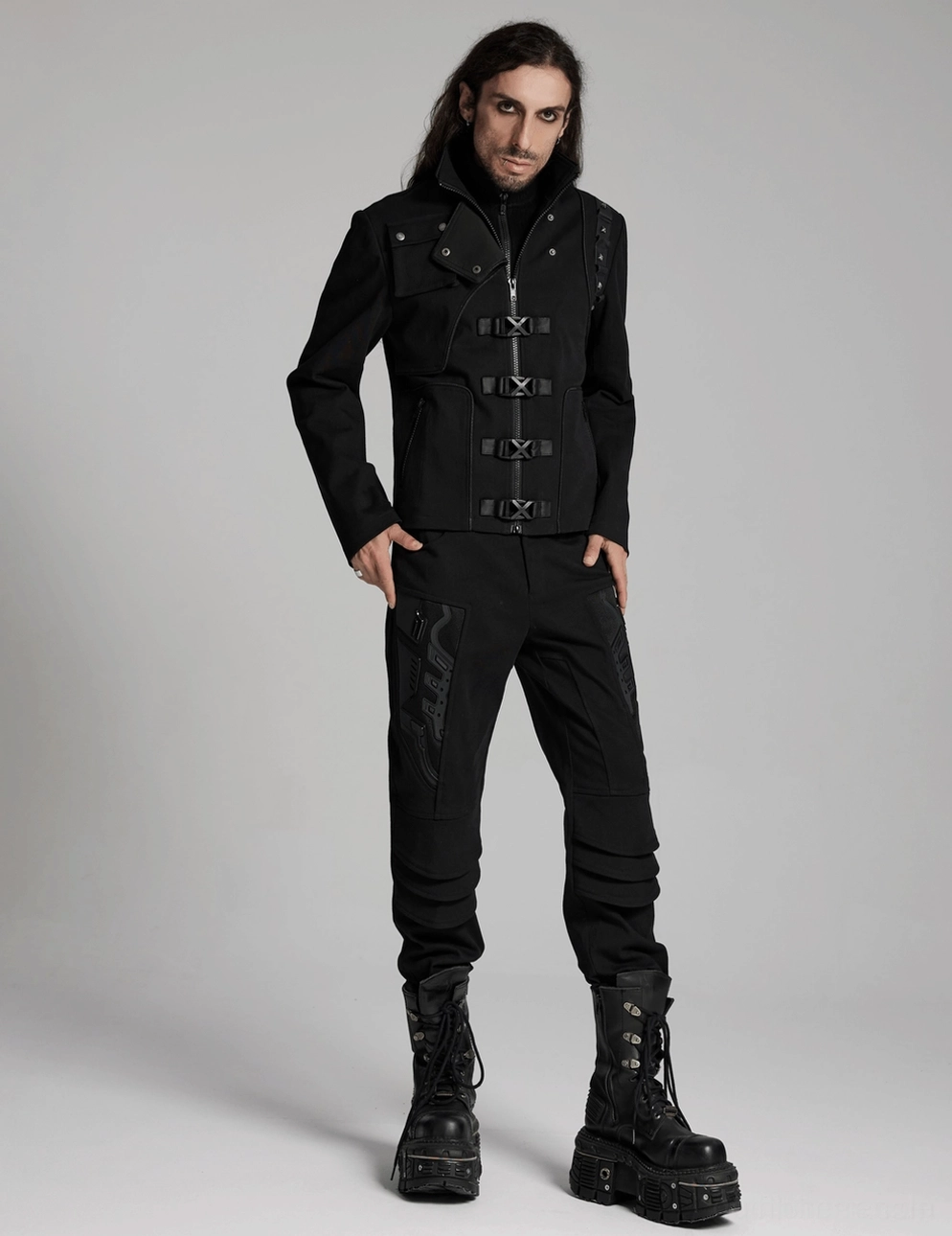 Ganzkörper-Modellaufnahme der dekonstruierten Gothic Denim Jacke demonstriert Proportionen und Styling-Möglichkeiten auf männlichem Model