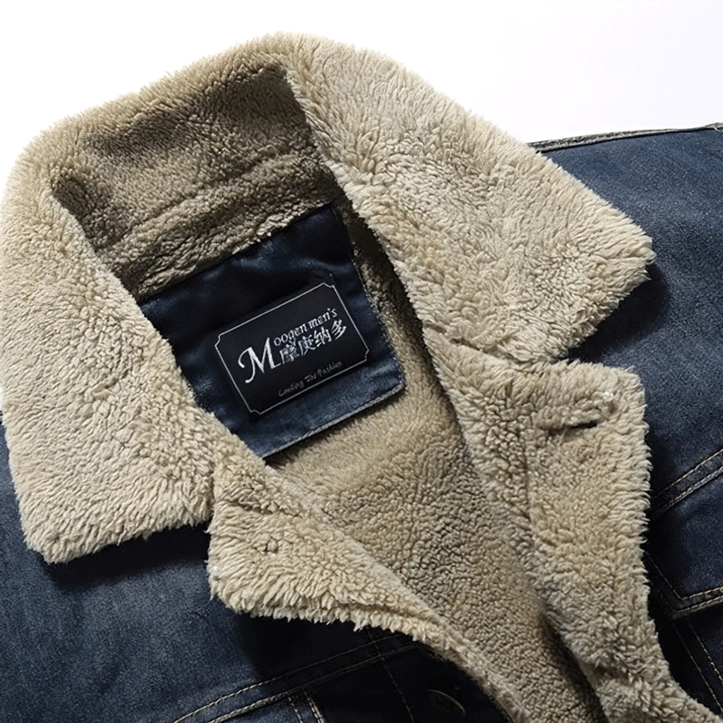 Nahaufnahme Herrn Gothic Denim Jacke Kragen, Kunstpelz-Shearling-Revers, weiches Fleece-Futter, Marken-Etikett Detail, luxuriöse Kragenumrandung mit kontrastgelber Stickereia