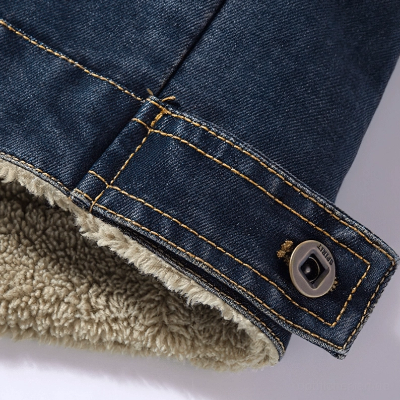 Herren Gothic Denim Jacke Manschettenband Detail, verstellbarer Druckknopf-Verschluss, kontrastgelbe Stickereia, weiches Shearling-Manschetten-Innenfutter, industrieller Druckknopf