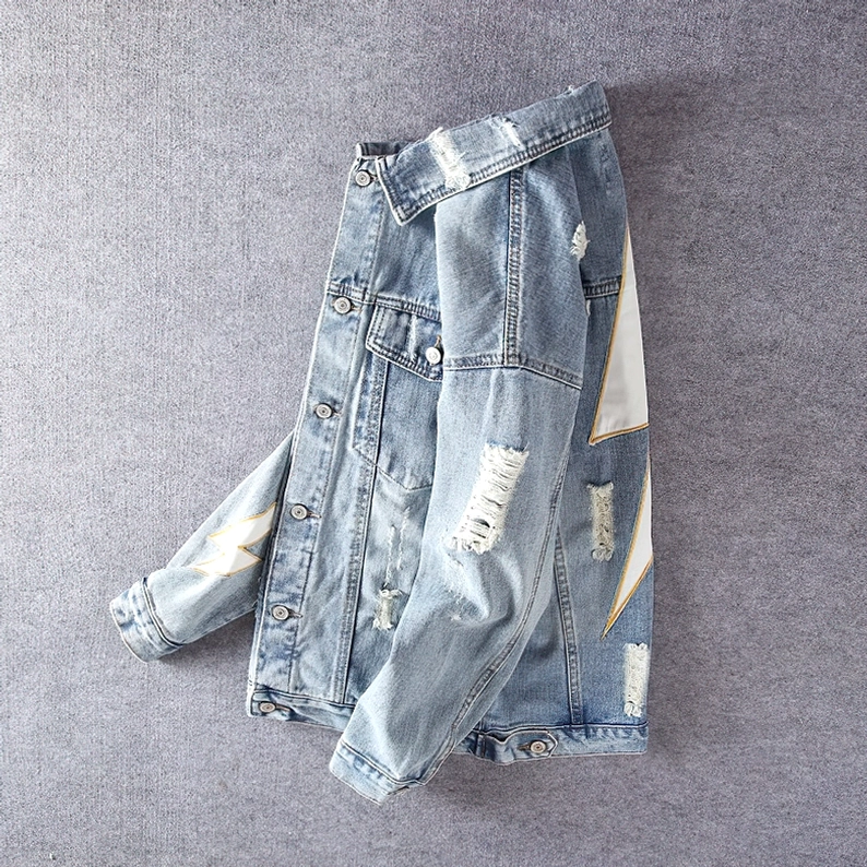 Seitenansicht alternative Denim Jacke mit mehrfachen Blitzschlag-Prints und zerrissenem Denim Texturefraying