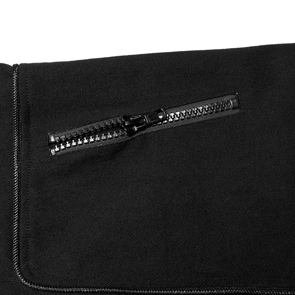 Taschende-Detailaufnahme der dekonstruierten Gothic Jacke mit asymmetrischer Klappentasche und zwei silbernen Druckknöpfen