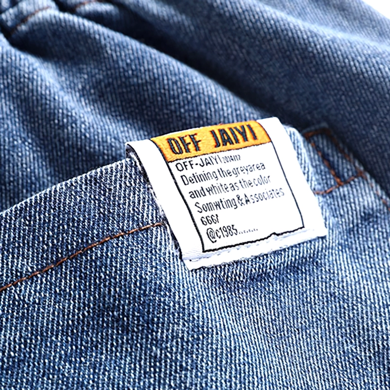 Rückansicht Detail von Gothic lockeren Denim Shorts mit gekräuselten Bündchen und Stickerungskonstruktion – Gothic Shorts Rückseite Bündchen-Detail