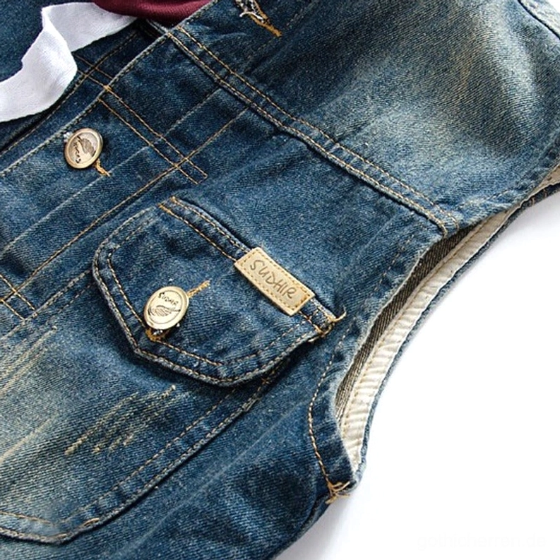 Gothic Denim Weste Brusttasche Nahaufnahme – Metallknopfverschluss, Lederbrand-Etikett auf verblasster Vintage-Baumwolle, sichtbares inneres Baumwollfutter