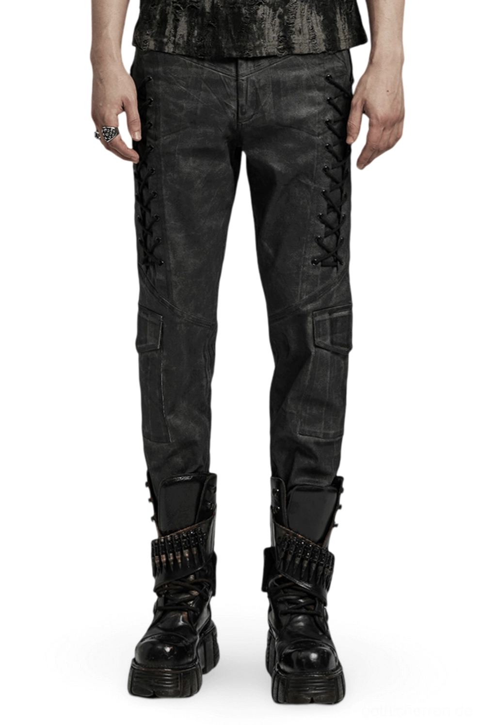 Gothic Distressed Cargohose mit Seitenschnürung Vorderansicht auf männlichem Model mit Totenkopf-Knopf und schwarzen Combat-Boots, Studioaufnahme