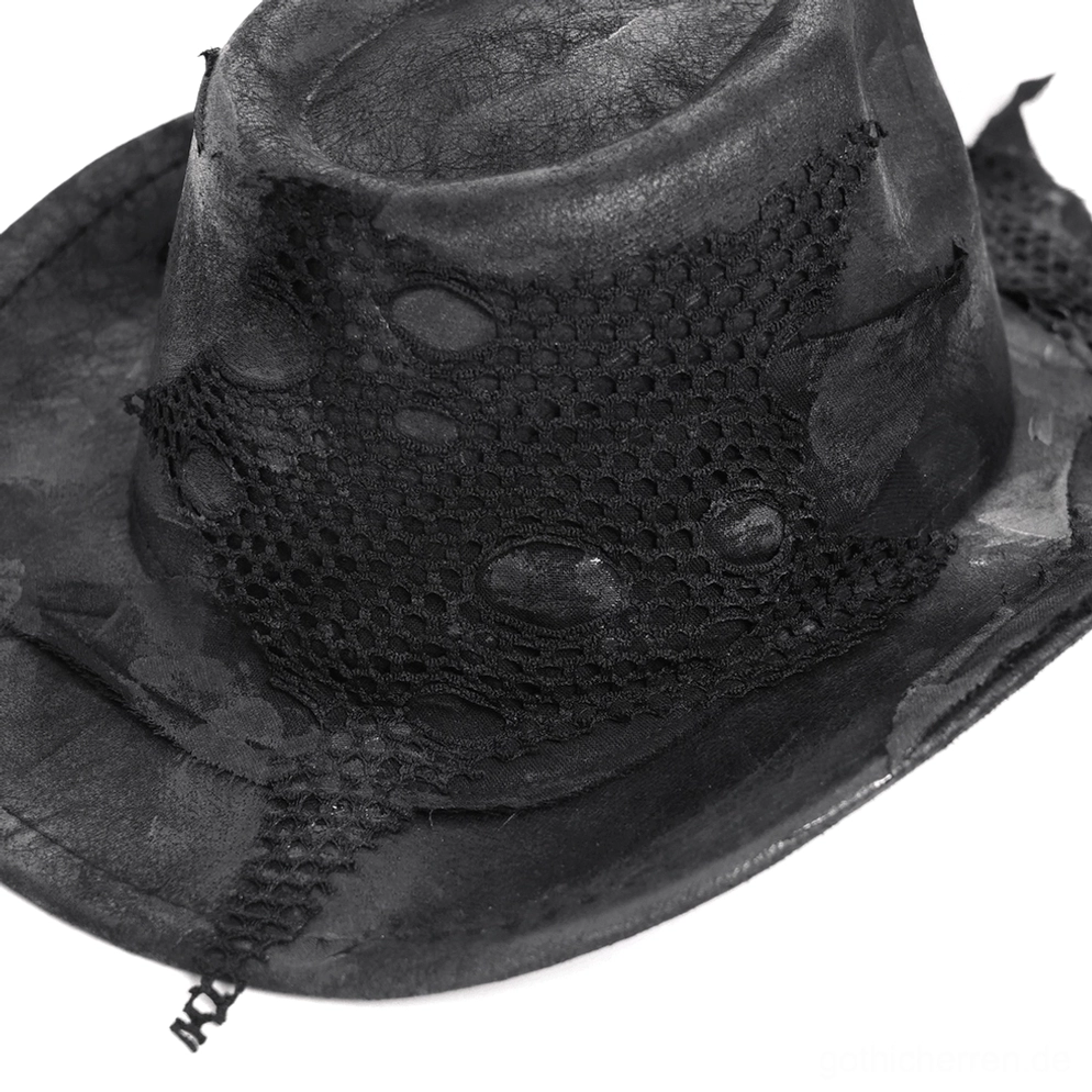 Gothic distressed Cowboy Hut Schrägansicht mit Fischnetz-Patches und absichtlich verblasstem schwarzem Finish