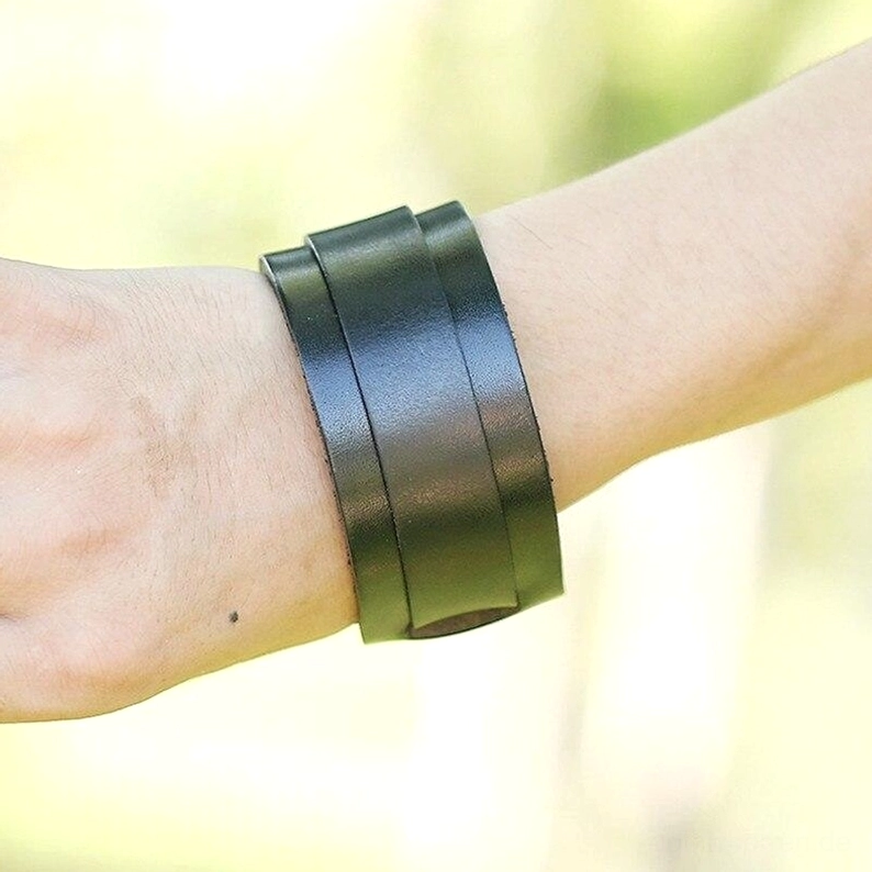 Doppelschicht schwarzes gothic lederarmband am handgelenk getragen lifestyle fotografie outdoor natur retrousage punkmotiv