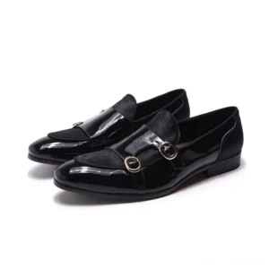 Schwarze Gothic Doppelschnallen Lackleder Loafer – Dreiviertelvorderansicht mit Goldener Hardware und gepolstertem Wildleder-Vamp