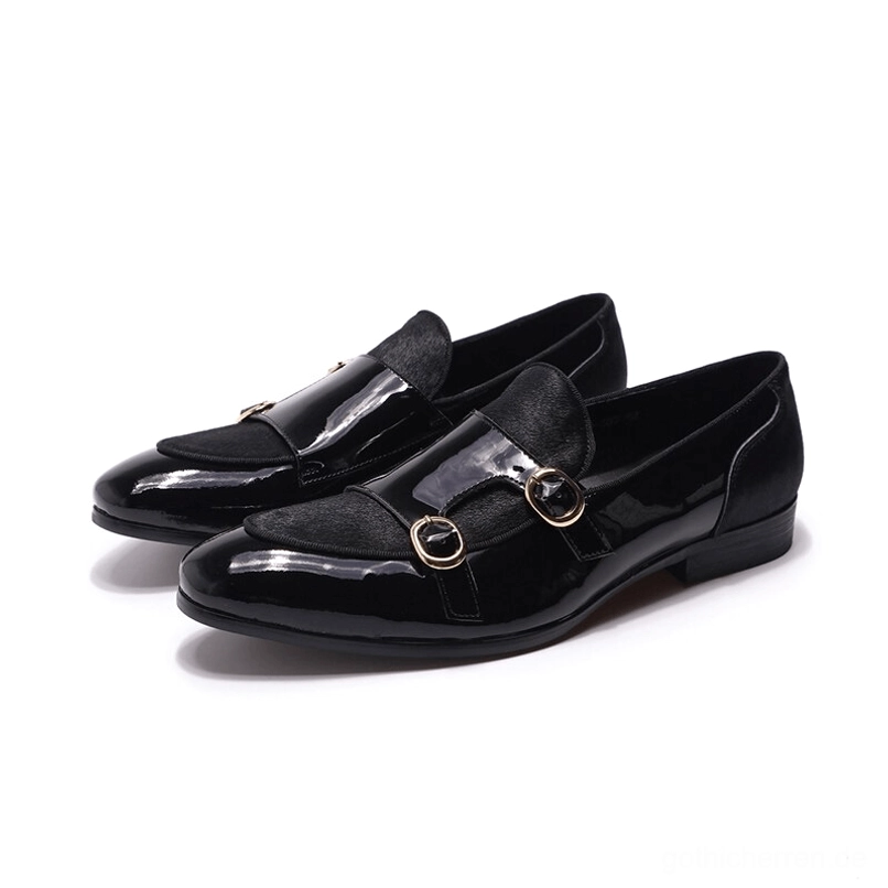 Schwarze Gothic Doppelschnallen Lackleder Loafer – Dreiviertelvorderansicht mit Goldener Hardware und gepolstertem Wildleder-Vamp