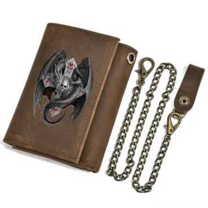 Gothic Drachen-Ledergeldbörse mit antiker Messingkette, Linksansicht mit geprägtem Schädel- und Drachenmotiv auf Vintage-Braun-Leder, gotische Portemonnaie mit Kettenanhang