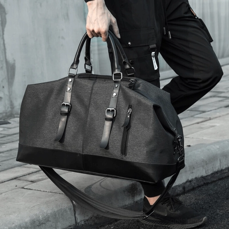 Gothic Herren-Duffel-Tasche gestylt mit alternativer Fashion Accessoires und dunkler ästhetischer Lifestyle-Elemente im urbanen Kontext