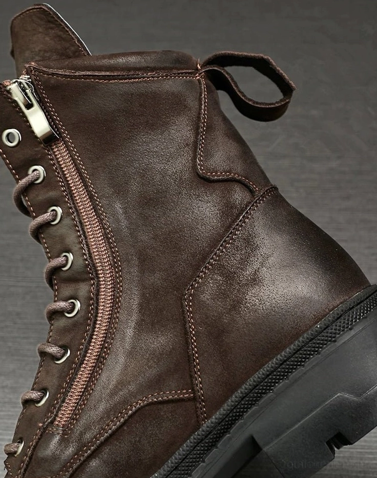 Gothic-Herren-Combat-Stiefel Gesamtkonstruktion zeigt echte Lederqualität und handwerkliche Verarbeitung - Mid-Calf-Design mit Schnürung und Seitenzipp