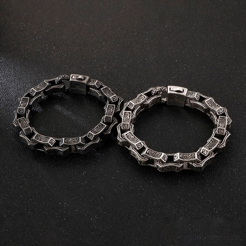 Gothische Edelstahl Herrenarmbänder Paar – Vergleich dunkelgrau blackened und silbernes poliert finish