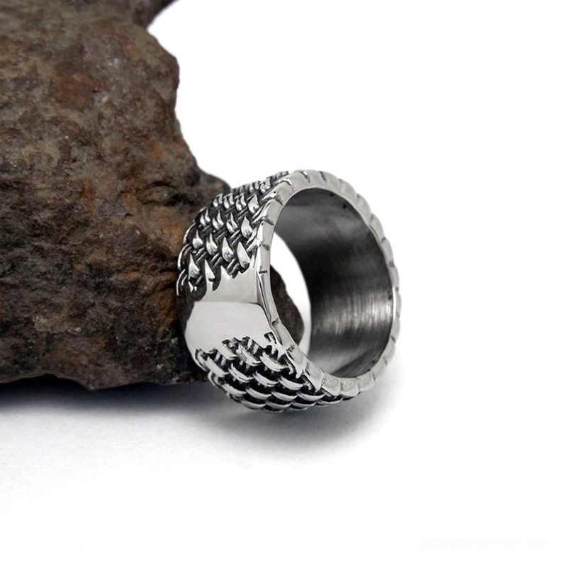 Gothic Edelstahl Ring Detailaufnahme zeigt geflochten Außenstruktur gegen Steinhintergrund