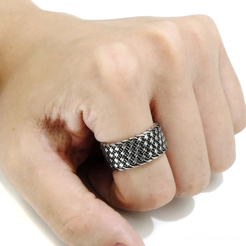 Geflochtener Gothic Edelstahl Ring getragen an Herrenhand zeigt praktische Passform und Vintage Silberton