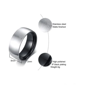 Technische Spezifikations-Infografik für den mattschwarzen Edelstahl-Gothic-Ring mit detaillierter Darstellung der 8mm Bandbreite, Messwerte, Materialzusammensetzung und IP-Black-Innenbeschichtung